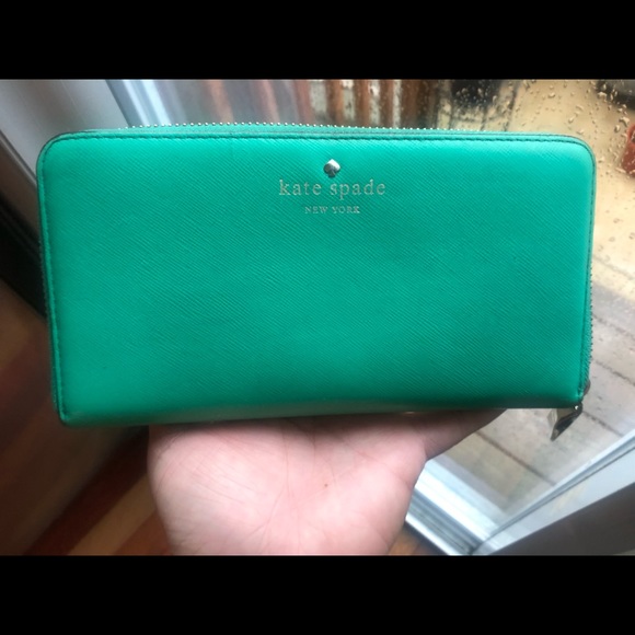 Kate Spade New York Green Cobble Hill Lacey wrap around Wallet. - Picture 5 of 13